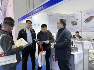 The General Manager of Jingyan Hydraulics engaged in technical discussions with customers at the trade show